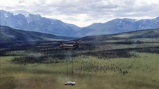 Así fue transportado el micro desde las cercanías del Parque Denali hasta una ubicación reservada.