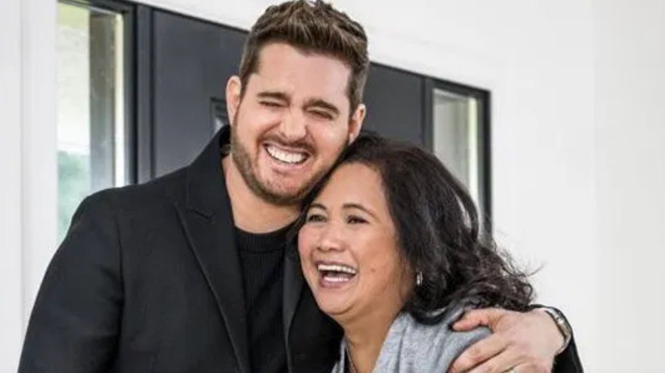 Michael Buble junto a Minette, la mujer a quien él le regaló la casa de su abuelo Demetrio en Vancouver. Minette fue quien lo cuidó hasta que murió en 2018.