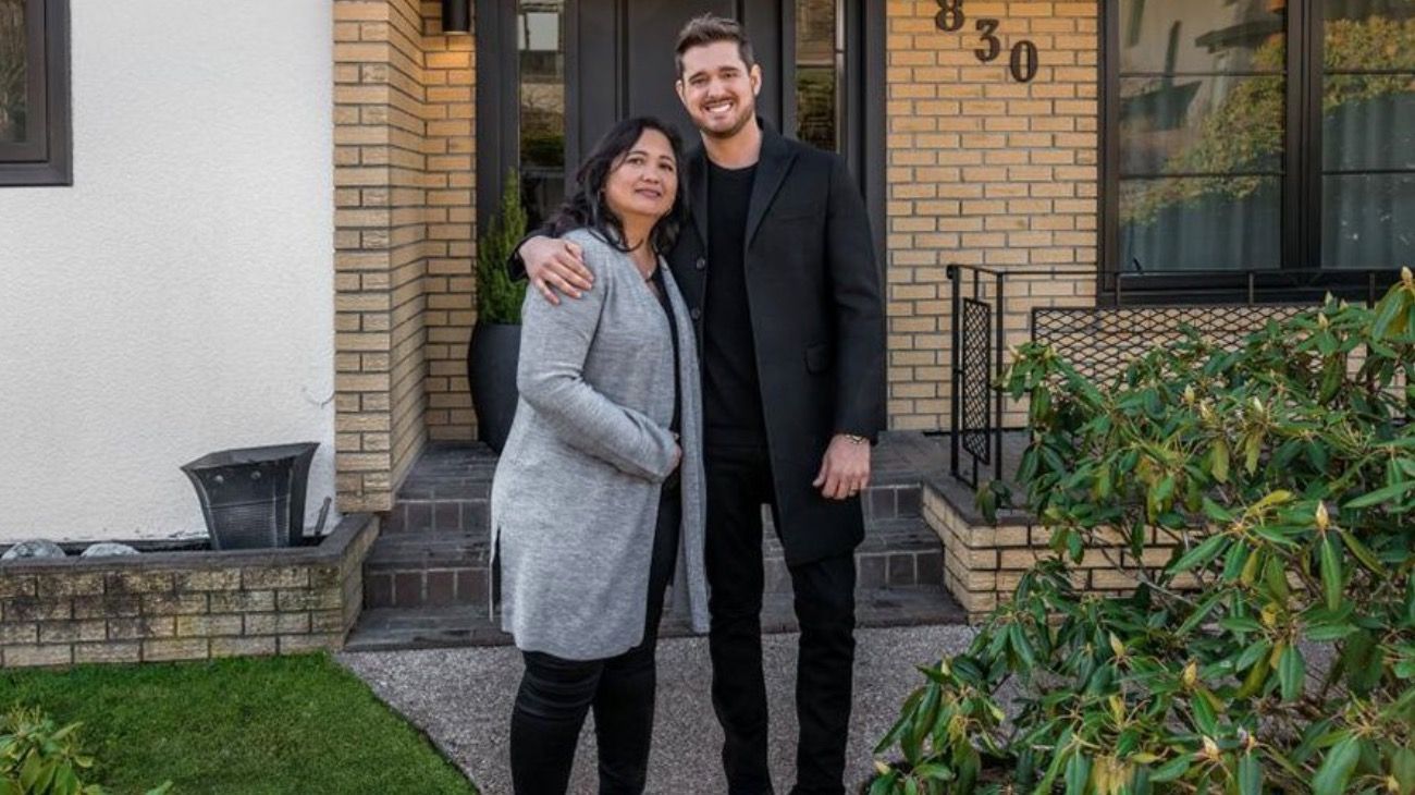 Michael Buble junto a Minette, la mujer a quien él le regaló la casa de su abuelo Demetrio en Vancouver. Minette fue quien lo cuidó hasta que murió en 2018.