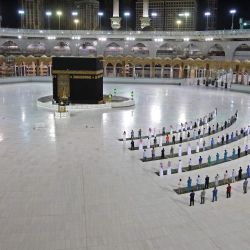 Una fotografía que muestra a algunos fieles realizando una oración de al-Fajr en la Kaaba, el santuario más sagrado del Islam, en el complejo de la Gran Mezquita en la ciudad sagrada de La Meca, Arabia Saudita. | Foto:STR / AFP