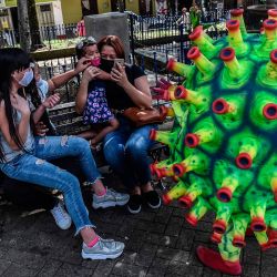 Un artista se disfraza de coronavirus, como parte de una campaña de concientización para detener la propagación del coronavirus COVID-19, en Medellín. | Foto:JOAQUIN SARMIENTO / AFP