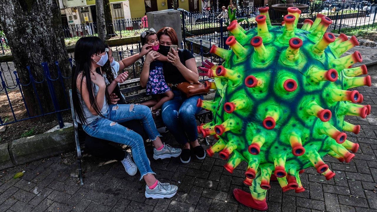 Un artista se disfraza de coronavirus, como parte de una campaña de concientización para detener la propagación del coronavirus COVID-19, en Medellín. | Foto:JOAQUIN SARMIENTO / AFP