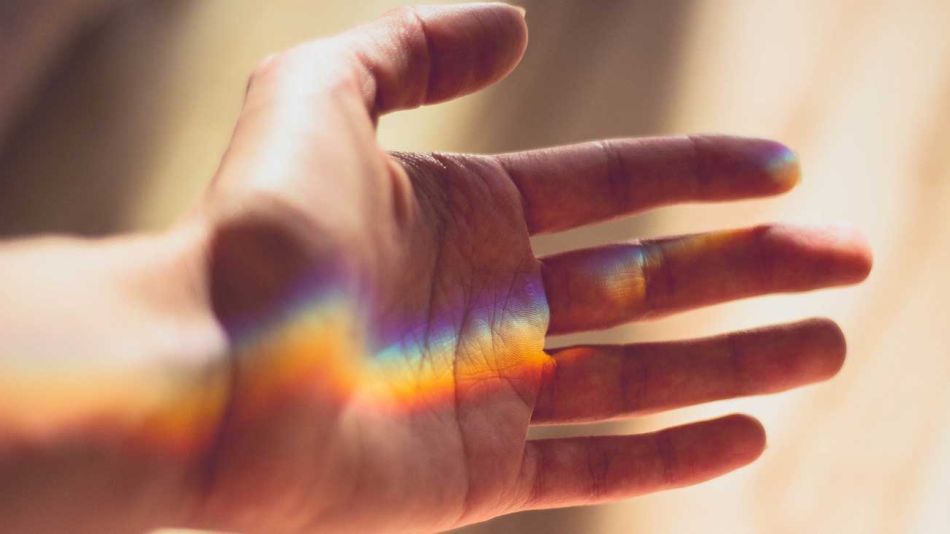 ayuda-voluntariado-mano-arcoiris-Pixabay