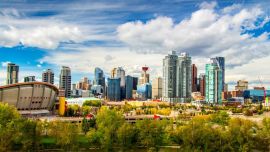 La ciudad de Calgary, en Canadá, le debe su rápido crecimiento a su condición de centro de la industria petrolera de Canadá y hay una gran oferta de vuelo para ir a conocerla.