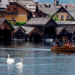 Los turistas navegan en un bote por el río Hallstatt en Hallstatt, una ciudad declarada Patrimonio de la Humanidad en la costa occidental del lago Hallstatt en la montañosa región de Salzkammergut en Austria. | Foto:JOE KLAMAR / AFP