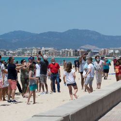 El rey Felipe VI de España y la reina Letizia caminan en la playa de Palma en Palma de Mallorca durante su gira nacional después de que se levantó el bloqueo nacional para detener la propagación del nuevo coronavirus. | Foto:JAIME REINA / AFP