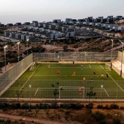 Los jóvenes juegan fútbol en el asentamiento israelí de Naale en la Cisjordania ocupada al noroeste de la ciudad palestina de Ramallah. - El gobierno del primer ministro israelí, Benjamin Netanyahu, dijo que podría comenzar el proceso de anexión de asentamientos judíos en Cisjordania, así como el estratégico Valle del Jordán a partir del 1 de julio.  | Foto:MENAHEM KAHANA / AFP
