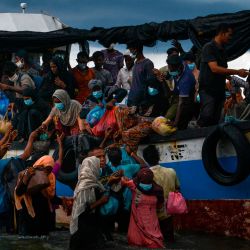 Casi 100 personas de Myanmar, incluidos 30 niños, han sido rescatados de un desvencijado bote de madera del costa de la isla indonesia de Sumatra, dijo un funcionario marítimo. | Foto:AFP