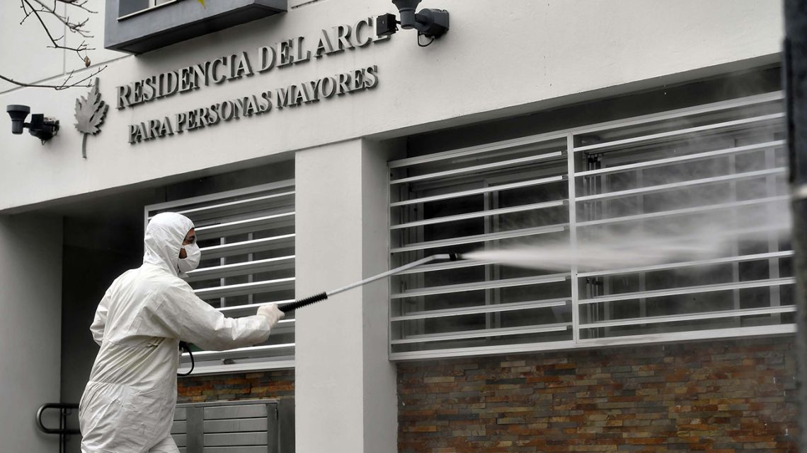 A total of 45 people at the Del Arce retirement home in Villa Urquiza have tested positive since May 28, the Buenos Aires City Health Ministry said in a statement. Of them, 30 are residents and 15 are healthcare professionals.