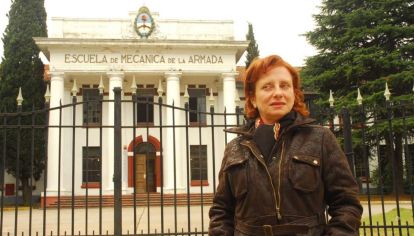 MIRIAM LEWIN EN LA PUERTA DE LA ESMA.