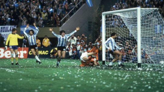 CON EL 3-1 ANTE HOLANDA, BERTONI ASEGURABA LA PRIMERA COPA DEL MUNDO PARA ARGENTINA.