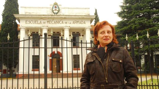 MIRIAM LEWIN EN LA PUERTA DE LA ESMA.