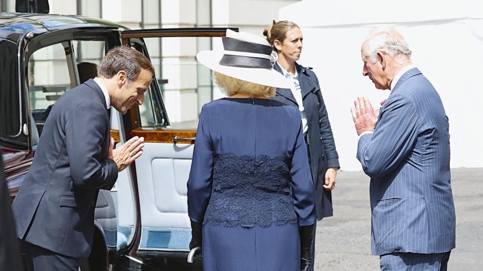 Macron visitó al príncipe Carlos