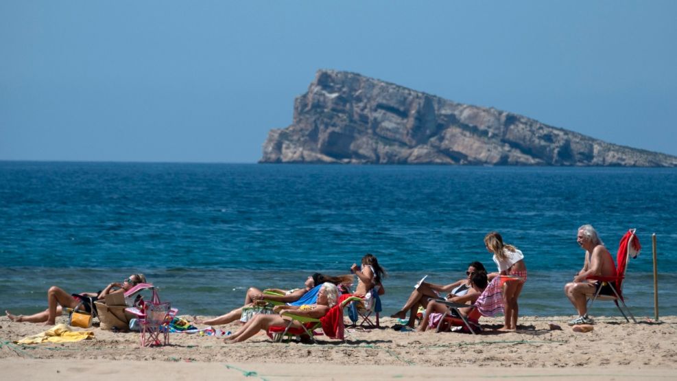 Los españoles vuelven a las playas tras el confinamiento