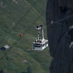 El acróbata suizo Freddy Nock se balancea en una bicicleta sobre el cable que representa el espectáculo aéreo  | Foto:Fabrice Coffrini / AFP