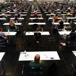 Alrededor de 750 estudiantes de la Universidad Técnica de TU Dortmund escriben sus exámenes en alemán para extranjeros en el recinto de Westfalenhallen en Dortmund, Alemania occidental. | Foto:Ina Fassbender / AFP