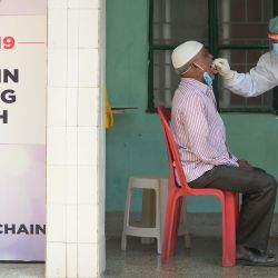 Un técnico médico recolecta una muestra de un hombre en un centro de pruebas COVID-19 durante un bloqueo nacional impuesto por el gobierno como medida preventiva contra el coronavirus COVID-19 en Chennai. | Foto:Arun Sankar / AFP