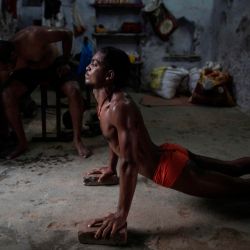 Los pehlwans (luchadores tradicionales indios) hacen ejercicio durante la práctica en un gimnasio en Nueva Delhi. | Foto:XAVIER GALIANA / AFP