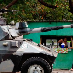 Soldados paraguayos hacen guardia fuera de la prisión de Tacumbu en Asunción, luego de que el ministro de Salud de Paraguay, Julio Daniel Mazzoleni, cancelara todas las visitas a la prisión debido a los nuevos resultados de las pruebas de coronavirus COVID-19 en centros penitenciarios. | Foto:NORBERTO DUARTE / AFP