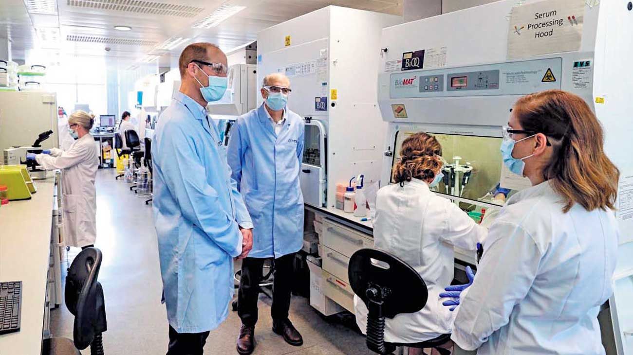 Visita. El príncipe Wiliam durante una reciente visita a los laboratorios de Oxford donde se está desarrollando la vacuna ChAdOx1.