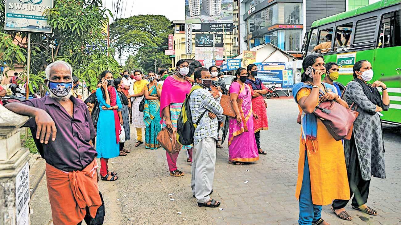 Multitudes. En Nueva Delhi están requisando hoteles de lujo para alojar a los enfermos.