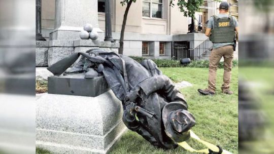 Durham. Manifestantes abatieron una estatua a los soldados confederados en Durham, EE.UU.