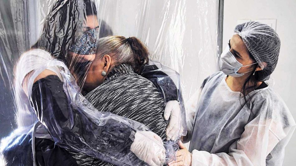 20200627_cuarentena_pandemia_abrazo_afp_g