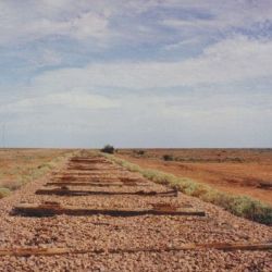 El terraplén es parte de la Ruta del Patrimonio Ferroviario Old Ghan de 1050 km de Australia, que conecta Adelaide y Alice Springs.