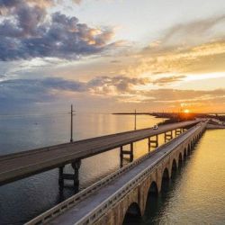 El Florida East Coast Railway tiene un trazado de 206 km que incluyen hitos de la ingeniería como el viaducto de 11,2 km que se sostiene sobre 336 muelles de hormigón.