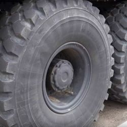 Los neumáticos son de origen militar y cada uno pesa 272 kilos.