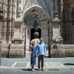 El Rey Felipe VI de España y la Reina Letizia posan durante una visita a la Catedral de Sevilla. | Foto:JORGE GUERRERO / AFP