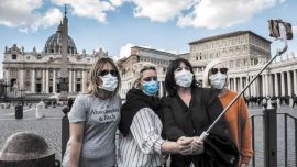 La nueva realidad que trajo el coronavirus: con barbijo a todos lados, distancia social y la necesidad de tener un seguro de salud, por las dudas.