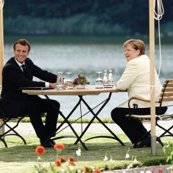 La canciller alemana, Angela Merkel, se reúne con el presidente francés, Emmanuel Macron, antes de que Alemania asuma la presidencia de la Unión Europea en la casa de huéspedes del gobierno alemán en Meseberg, en las afueras de Berlín. | Foto:Kay Nietfeld / AFP