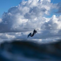 Un kitesurfista toma el aire de la costa en Lège-Cap Ferret, suroeste de Francia. | Foto: Olivier MORIN / AFP