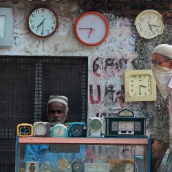 Un relojero espera a los clientes durante un bloqueo nacional impuesto por el gobierno como medida preventiva contra el coronavirus COVID-19 en Chennai. | Foto:Arun Sankar / AFP