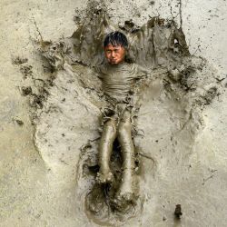 Un niño juega en un campo de arroz durante el  | Foto:PRAKASH MATHEMA / AFP