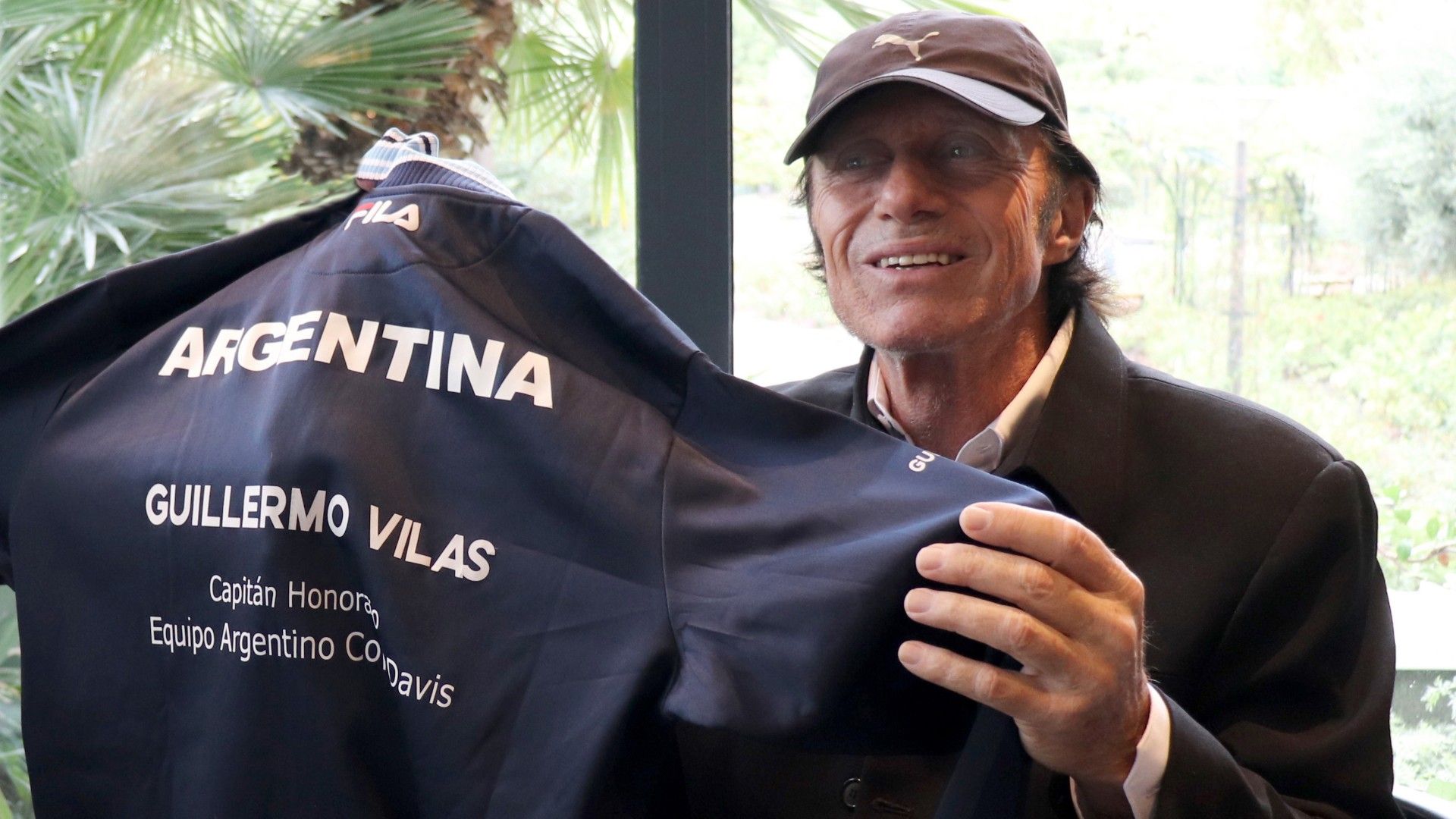 Guillermo Vilas con su distinción de Capitán Honorario del equipo argentino de Copa Davis. // NA