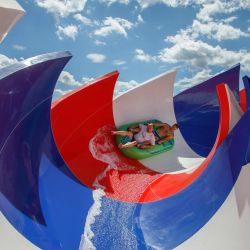 Los visitantes en un bote de goma prueban el nuevo tobogán acuático familiar en el parque acuático Aqualand Moravia World of Water en Pasohlavky, República Checa. | Foto:Radek Mica / AFP