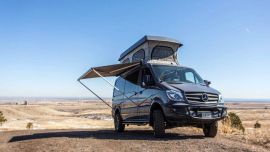 Entre sus rasgos más distintivos se encuentra su techo elevable eléctrico y automático.