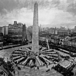 El Obelisco antes de que terminaran de hacer la Plaza de la República.