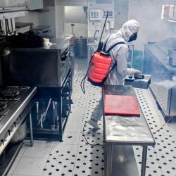 Un hombre desinfecta la cocina de un restaurante en el municipio de Envigado, cerca de Medellín, departamento de Antioquia, Colombia, en medio de la pandemia de COVID-19. - Los restaurantes que estaban planeando reabrir el 1 de julio todavía esperan la aprobación final del gobierno para hacerlo bajo estrictas medidas para evitar la propagación del nuevo coronavirus. | Foto:JOAQUIN SARMIENTO / AFP