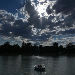 La gente rema un bote a lo largo del lago del Parque del Retiro en Madrid, cuando la actividad se reabrió al público después de más de tres meses de cierre en medio de la nueva pandemia de coronavirus. | Foto:Gabriel Bouys / AFP
