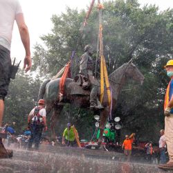 La estatua de Stonewall Jackson se retira de Monument Avenue en Richmond, Virginia. - Los trabajadores en Richmond, Virginia, quitaron una estatua de Thomas  | Foto:Ryan M. Kelly / AFP