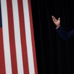El candidato presidencial demócrata estadounidense Joe Biden responde preguntas después de hablar sobre la pandemia de coronavirus y la economía en Wilmington, Delaware. | Foto:Brendan Smialowski / AFP