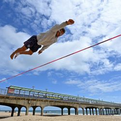 Slackliner Sandor Nagy practica en la playa de Boscombe, en la costa sur de Inglaterra. | Foto:Glyn Kirk / AFP