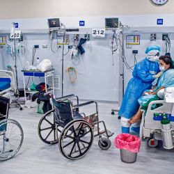 Una enfermera realiza fisioterapia en un paciente con COVID-19 en la Unidad de Cuidados Intensivos del Hospital Alberto Sabogal Sologuren, en Lima, en medio de la nueva pandemia de coronavirus. | Foto:Ernesto Benavides / AFP
