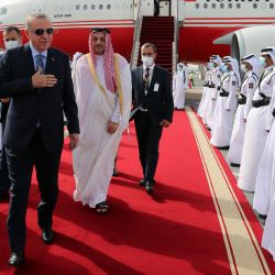 El viceprimer ministro y ministro de Estado de Asuntos de Defensa de Qatar, Khalid bin Mohammad al-Attiyah, da la bienvenida al presidente turco, Recep Tayyip Erdogan a su llegada. en Doha, Qatar. | Foto:MURAT CETINMUHURDAR / AFP