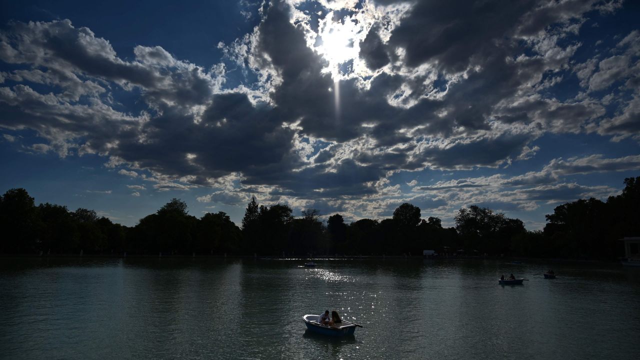 La gente rema un bote a lo largo del lago del Parque del Retiro en Madrid, cuando la actividad se reabrió al público después de más de tres meses de cierre en medio de la nueva pandemia de coronavirus. | Foto:Gabriel Bouys / AFP