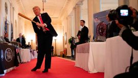 El presidente de los Estados Unidos, Donald Trump, se balancea con un bate de Texas Timber antes de hablar en un evento de exhibición del Spirit of America para destacar a las pequeñas empresas en el gran vestíbulo de la Casa Blanca, en Washington, DC.