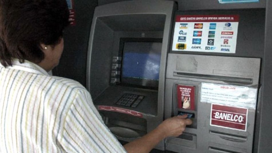 Los bancos no pueden cobrar comisión por usar los cajeros